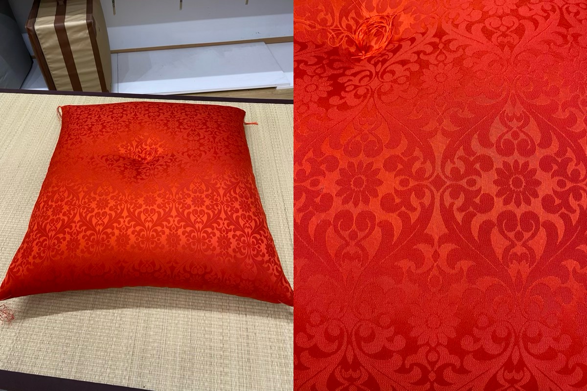 <span style='color:#606060;'>そしてこちらは米沢織の一種の「ようざん」を使用した座布団です。<br>色は朱色のみです。</span><br>サイズ:緞子判(どんすばん)63×67cm<br>生 地:ポリエステル100%<br>中わた:綿100%<br>価 格:¥13,200(税込)<br><br><span style='color:#606060;'><br>まだまだ暑くなると思いますが、体調にお気をつけの上ご来店お待ちしております。</span>