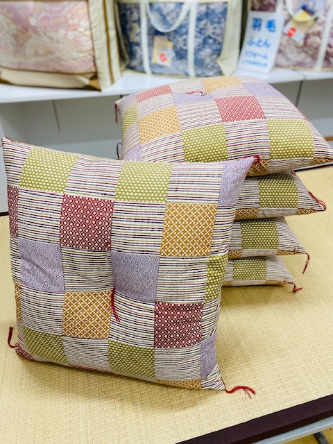 <span style='color:#606060;'>こちらが5枚組みです。<br>銘仙判(55×59)で、側生地と中綿は棉100%で職人による手作りの座布団になります。<br>こちらの価格は\20,000(税込)になります。</span>