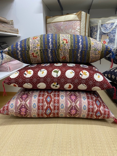 <span style='color:#606060;'>こちらの9枚は1枚からお買い求めいただけます。<br>こちらも銘仙判(55×59)で側生地と中綿は棉100%、職人による手作りの座布団になります。<br>同柄や色違いでご用意しています。価格は1枚\4,000(税込)になります。<br><br><br>今年も残りわずかですが、よろしくお願い致します。</span>